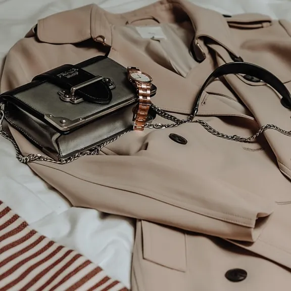 Béžové sako a černá kabelka — outfit z Instagramu Bagatelle boutique