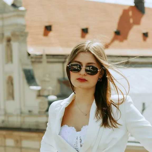 Žena v elegantním kostýmu na ulici