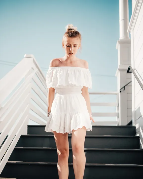 Žena v bílém letním outfitu