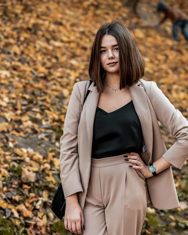 Žena v béžovém saku a elegantních kalhotách — outfit do práce