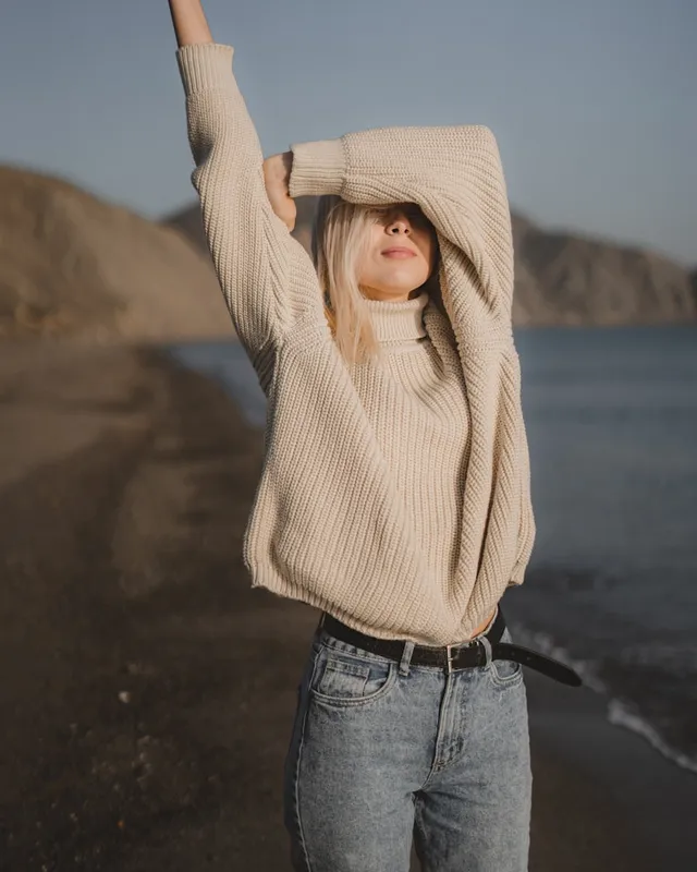Žena v béžovém kabátu a svetru — ležérní outfit pro volný čas